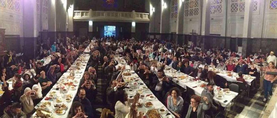 Près de 600 personnes se sont rassemblées à l’église Saint-Jean Baptiste, à Molenbeek, pour un grand repas de rupture de jeûne. © Hassan Rahali