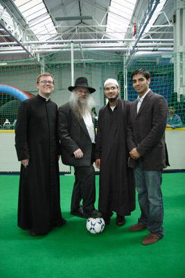 Prêtre, rabbin et imam lors du tournoi intercultuel, en compagnie de Salman Butt, célébrité locale de cricket
