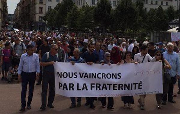 Chrétiens et musulmans rassemblés main dans la main en France