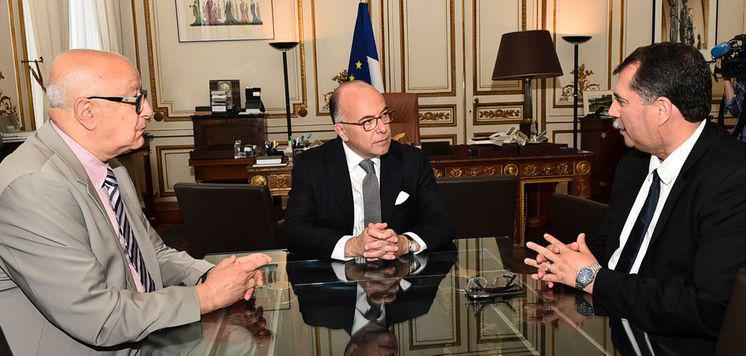 Bernard Cazeneuve, entouré d’Anouar Kbibech (à dr.) et d’Abdallah Zekri reçus lundi 1er août au ministère de l’Intérieur après l’attentat de Saint-Etienne-du-Rouvray. © Place Beauvau