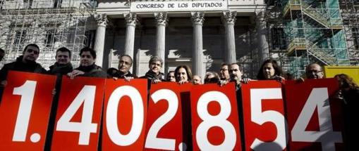 Los antidesahucios muestran las firmas conseguidas