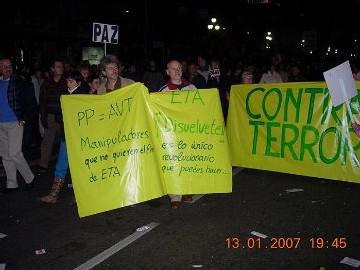 Manifestación: la vileza política espanta a los demócratas
