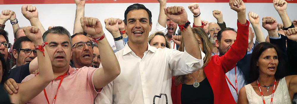 Puño en alto, como Lenin y Stalin.