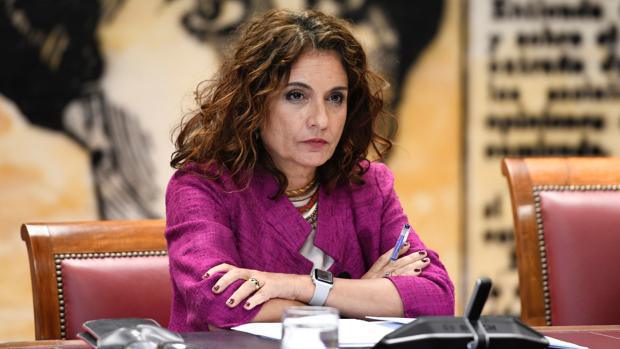 En lugar de cerrar chiringuitos y reducir gastos, ella apuesta por el expolio fiscal al ciudadano, una política que el pueblo ya no soporta