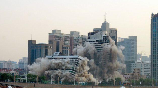 Demolición con explosivos en lugar de demolición mecánica o manual