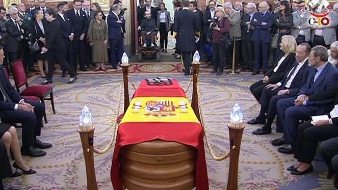 Han enterrado a Rubalcaba como si fuera un faraón y dicen que fue un gran servidor del Estado, cuando solo sirvió al PSOE. Solo los políticos son recompensados y reconocidos en España, a pesar de ser lo peor de la sociedad.