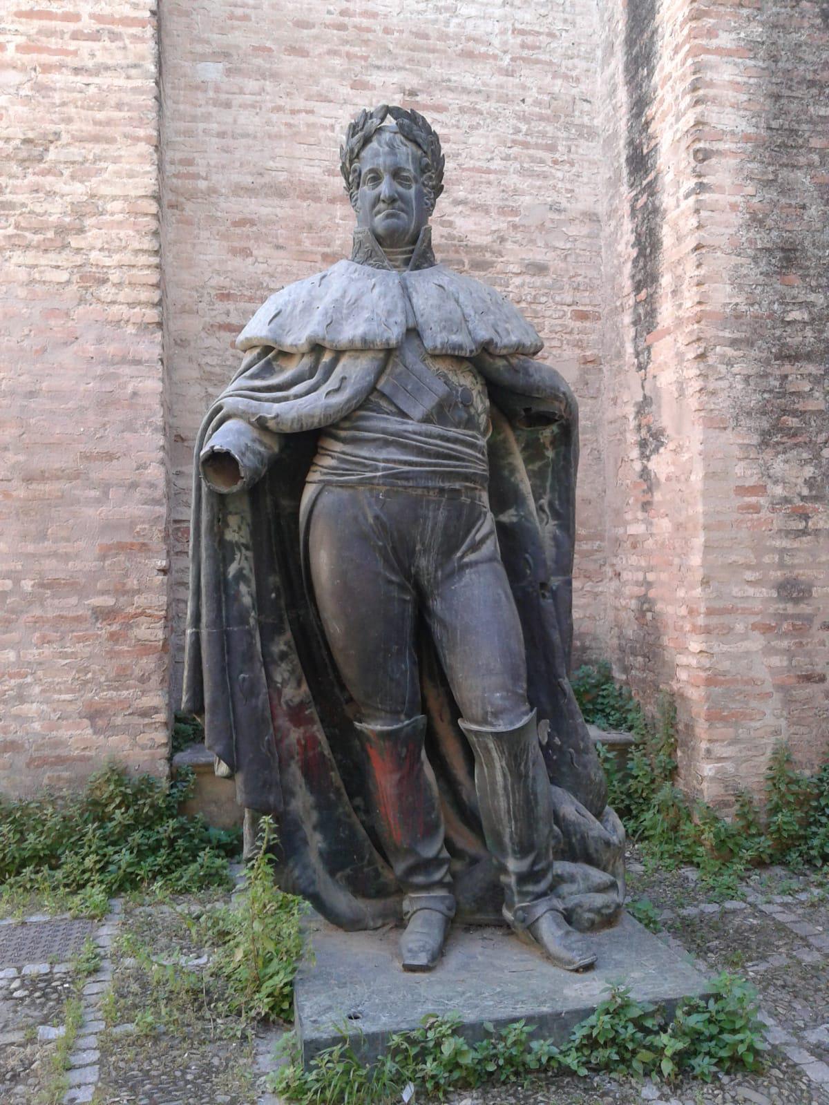 Hasta el rey Fernando VII, felón y traidor tiene monumentos y gloria, solo porque perteneció a la casta de los amos.