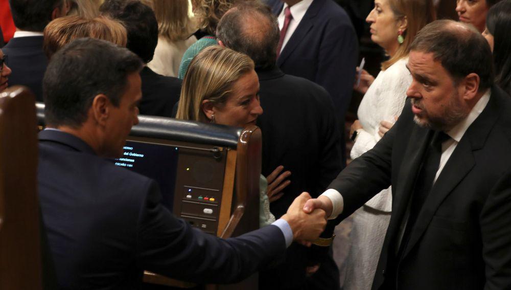 El golpista Junqueras le dice a Sánchez "Tenemos que hablar" y éste le responde "No te preocupes". Un diálogo que degrada a España.