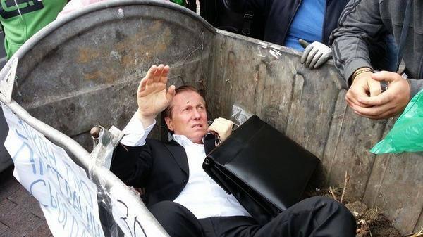 Los ciudadanos, en Ucrania, tiraron a un político corrupto a la basura