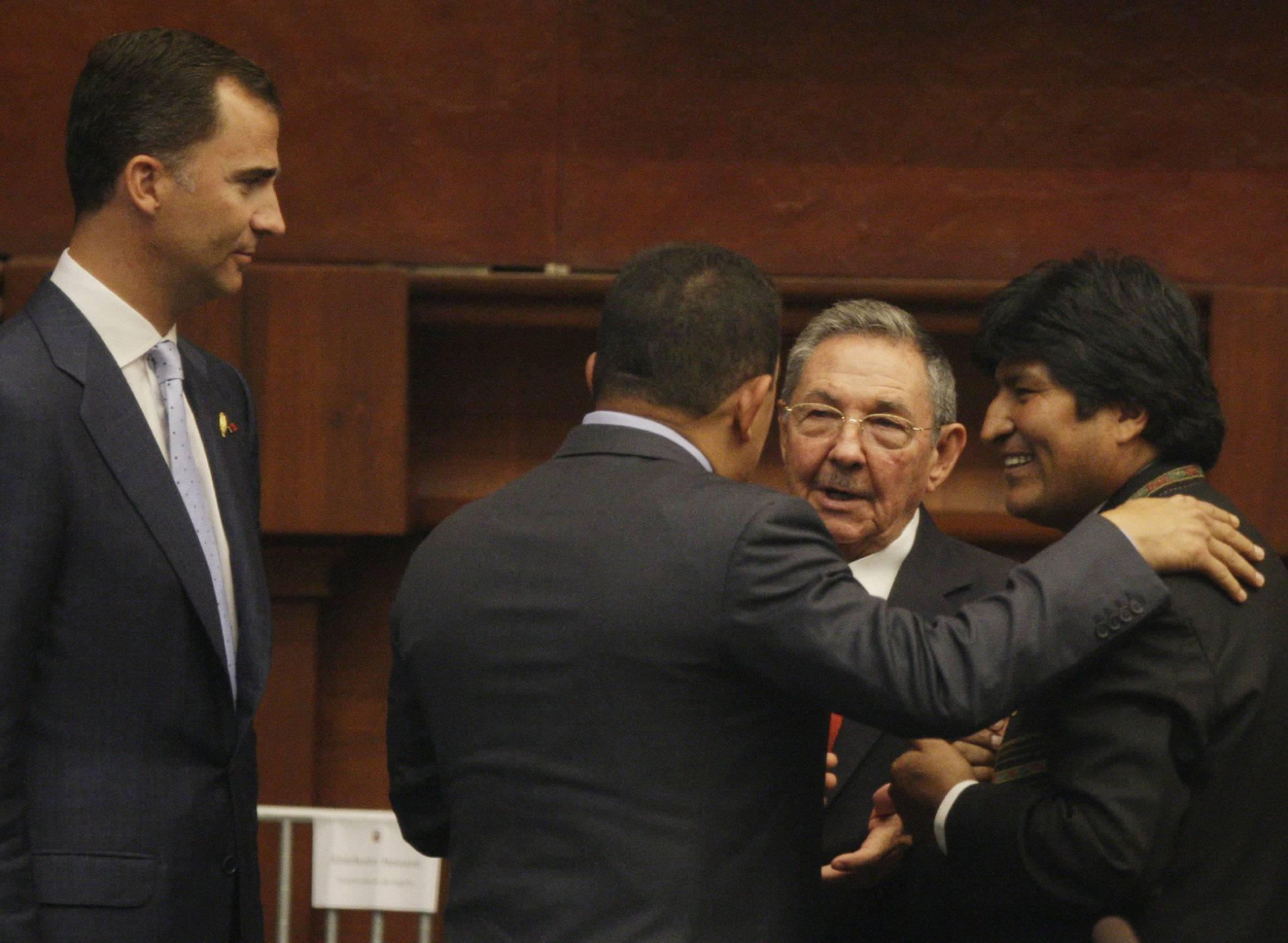 Los tiranos Evo Morales, Raúl Castro y Hugo Chavez se abrazan ante la mirada de Felipe VI en la toma de posesión del presidente ecuatoriano, en 2009