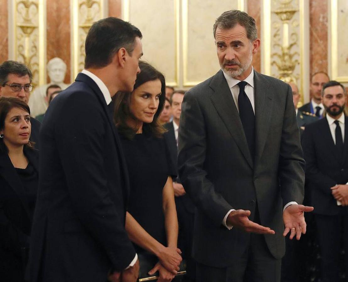 Una imagen que refleja bronca y distancia. Atentos al rostro de la reina