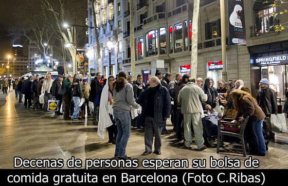 Ni siquiera las vergonzosas colas del hambre que se multiplican en España dañan al gobierno de Sánchez