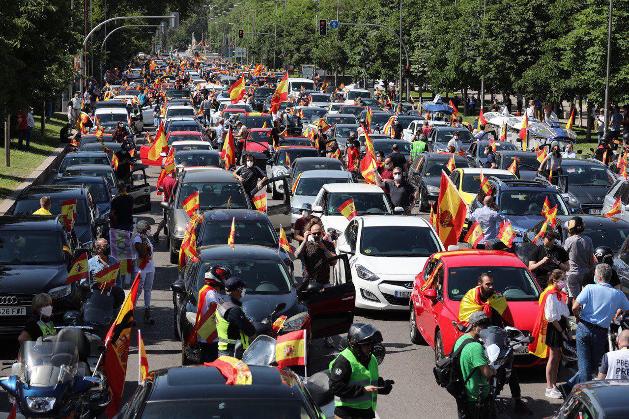 VOX no es fascista, ni extrema derecha. Esas descalificaciones son propaganda de la izquierda totalitaria. Las manifestaciones conservadoras en España son ordenadas y pacíficas, sin violencia, sin romper o quemar contenedores y sin saqueos ni golpes