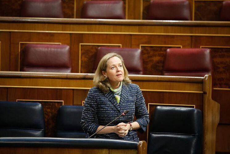 Sóla y sin poder imponer sus razonables medidas en el gobierno suicida de Sánchez e Iglesias