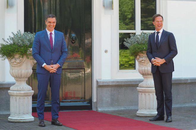 La distancia no es sólo por el coronavirus. Mark Rutte ha humillado al presidente del gobierno, Pedro Sánchez, diciéndole que si quiere dinero sin condiciones lo busque fuera de Europa