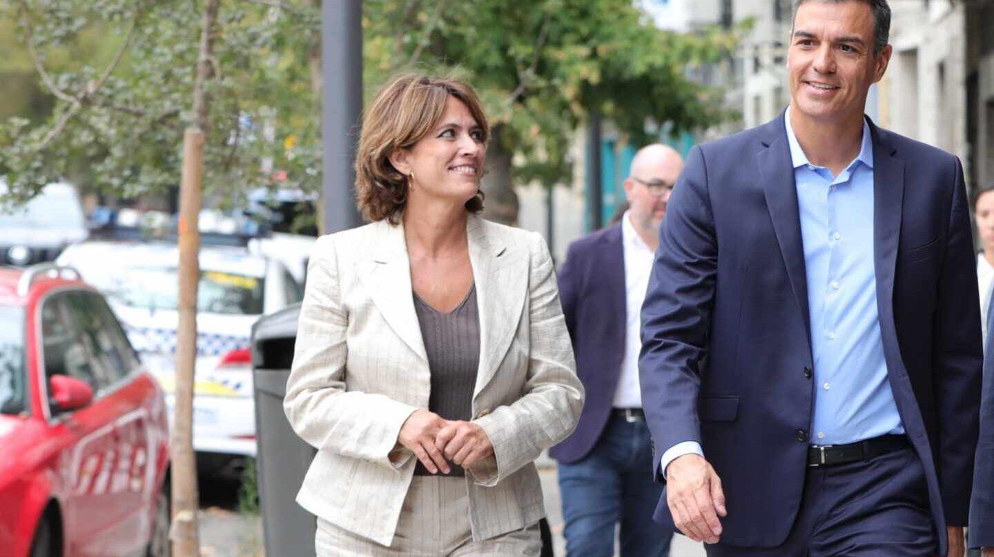 El presidente y la fiscal general del Estado. Observen la imagen de sumisión y admiración de la fiscal ante Sanchez