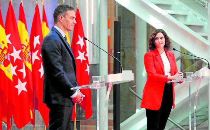 Ayuso y Sánchez. La imagen, en apariencia amable, refleja el enfrentamiento letal entre ambos.