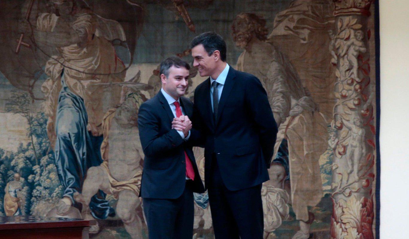 Pedro Sánchez y su poderoso "gurú" Iván Redondo, máximos culpables de la España bajo sospecha e internacionalmente desprestigiada