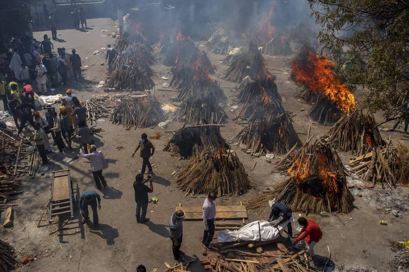 Son tantos los muertos en la India que se queman los cadáveres en las plazas y suburbios.