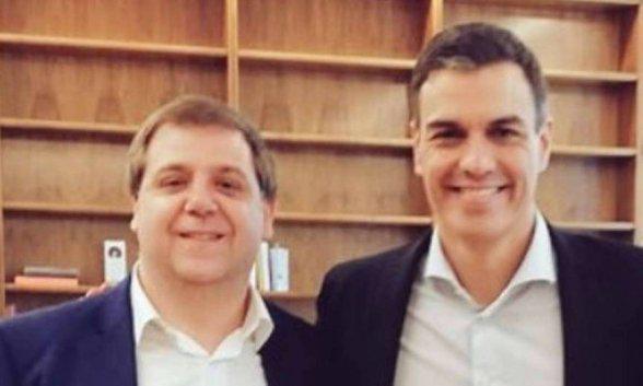 La desconfianza en Pedro Sánchez es tanta que hasta se sospecha de pucherazo. En la imagen, Sánchez y su amigo, el presidente de Correos
