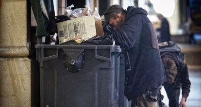 Mas de tres millones de españoles acuden a las colas del hambre o comen de lo que encuentran en los contenedores de basura