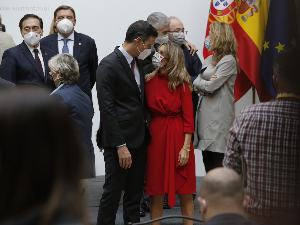 Parecen dos tortolitos, pero el socialista radical y la comunista son más que capaces de llevarnos hasta el abismo