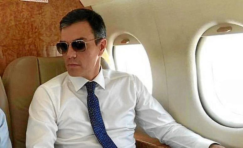 El sátrapa en su avión privado del Estado
