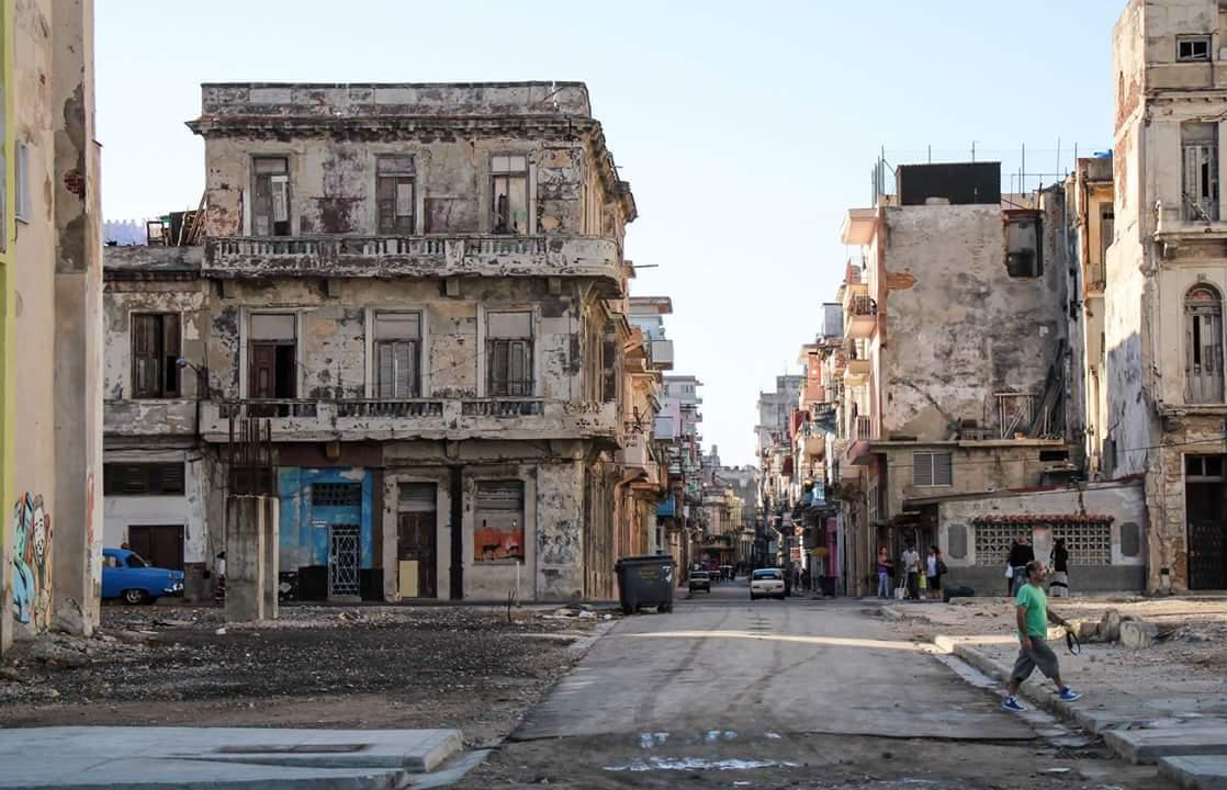 Parece una ciudad ucraniana destruida por la guerra, pero es La Habana (Cuba), ciudad destruida por el fracaso del comunismo