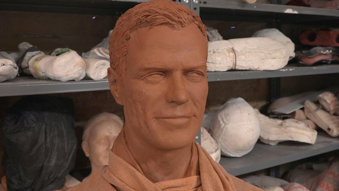 Moldeando la figura de Pedro Sánchez en cera