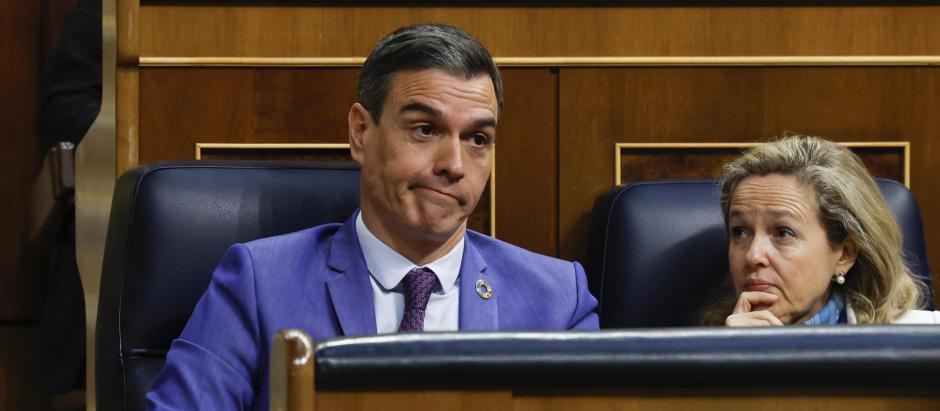 A las acusaciones gruesas que retrataban la España en ruinas que él ha construido desde el poder, el sátrapa narcisista responde con una sonrisa simiesca, llena de desprecio hacia el viejo profesor Tamames,