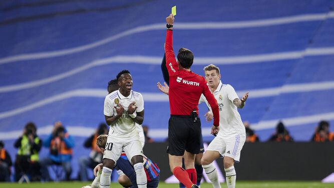 Vinicius, maltratado por árbitros, jugadores y por el público de Mestalla, que le grita insultos racistas.