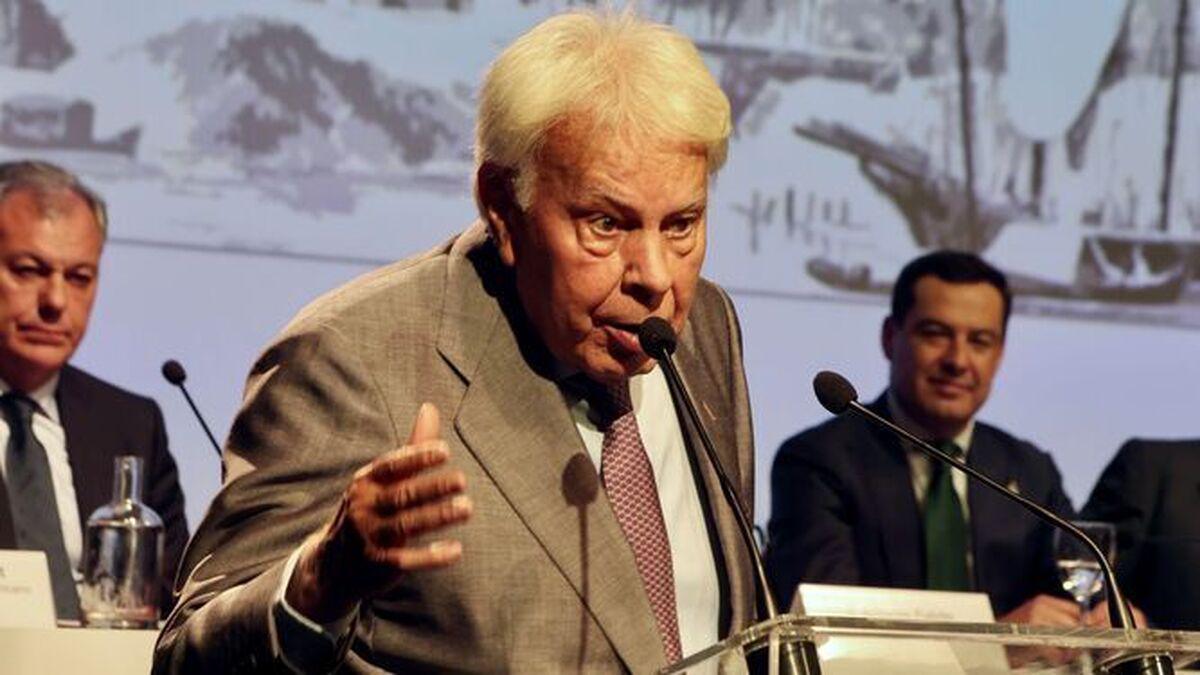Felipe González recibió ayer el premio Torre del Oro, en Sevilla