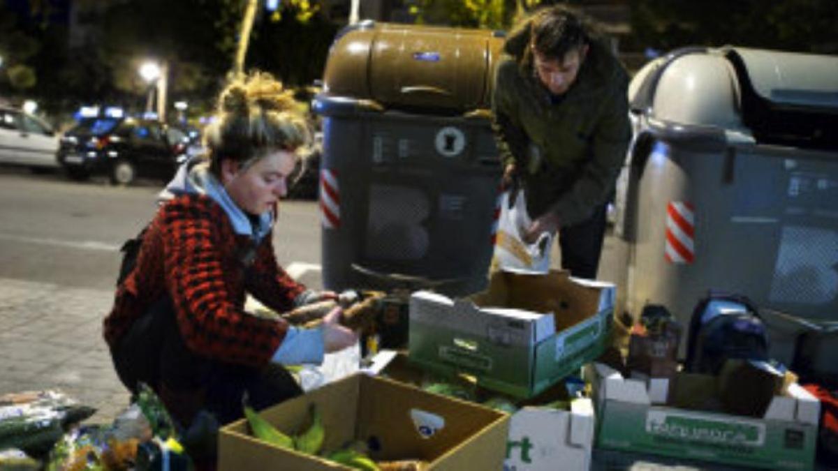 En la España de Sánchez, la de los políticos que se enriquecen y se mueven en aviones, enormes flotas de coches y con séquitos multitudinarios de aduladores, guardaespaldas y asesores, muchos miles de esclavos ya buscan comida en los contenedores de basura.