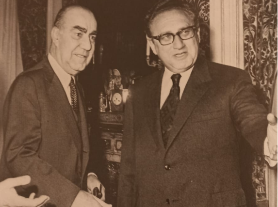 Carrero y el poderoso Kissinger, sobre el que caen muchas sospechas de ser por lo menos el inspirador del crimen