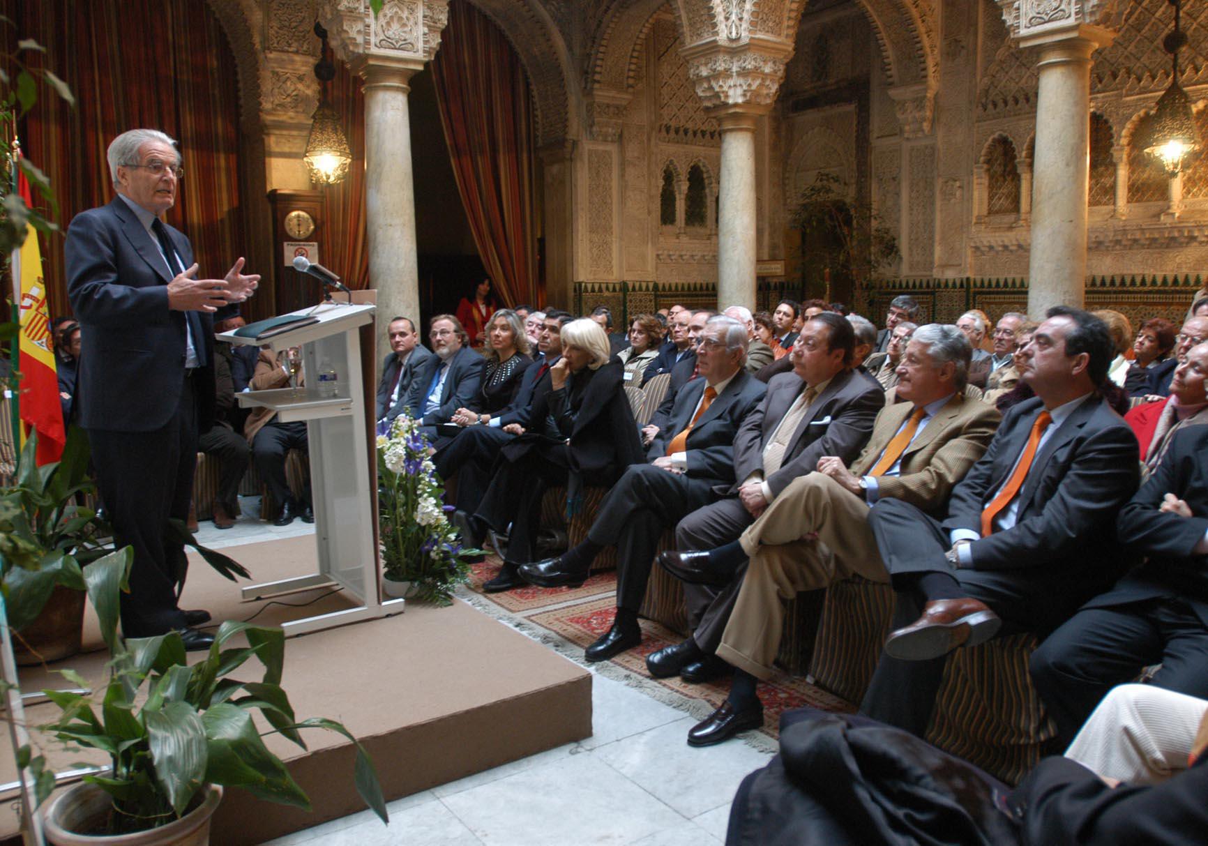 Imagen de la conferencia pronunciada por Garrigues en el Casino Gaditano. En la primera fila, la entonces alcaldesa, Teófila Martínez.