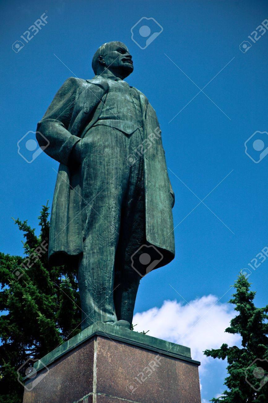 La antigua estatua a Lenin puede servir de modelo a la estatua de Cataluña a su benefactor, Pedro Sánchez.