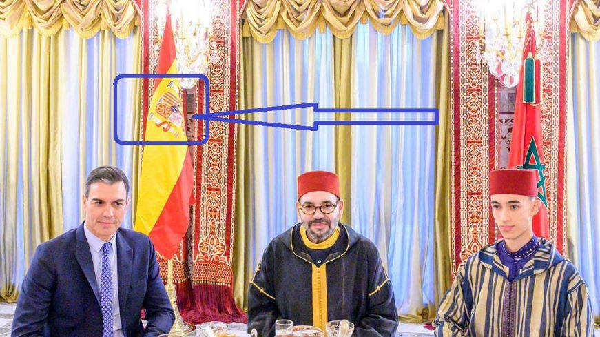 El rey de Marruecos humilla a Pedro Sánchez y a España colocando la bandera española al revés en un acto oficial. Sánchez ni protestó.
