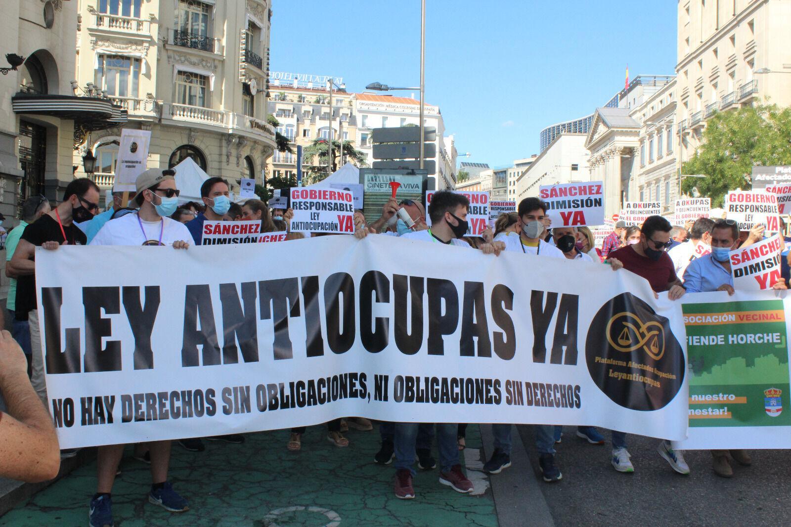 El grueso del pueblo y las leyes internacionales exigen que se castigue a los okupas que roban viviendas, pero el sanchismo los protege, imponiendo su despotismo.