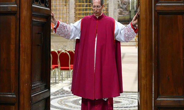 "Extra omnes" (Fuera todos)