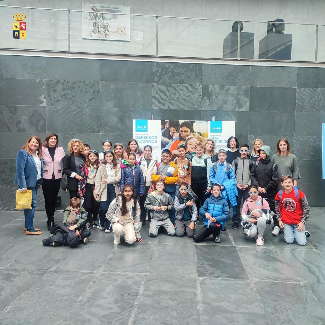 🔵🏫 LA INFANCIA, DE AZÚL, EN EL PARLAMENTO 🏫🔵 🔵🏫 LA INFANCIA, DE AZÚL, EN EL PARLAMENTO 🏫🔵