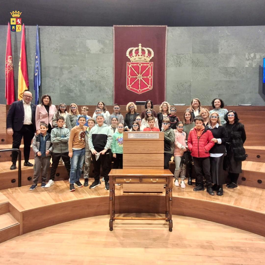 🔵🏫 LA INFANCIA, DE AZÚL, EN EL PARLAMENTO 🏫🔵 🔵🏫 LA INFANCIA, DE AZÚL, EN EL PARLAMENTO 🏫🔵