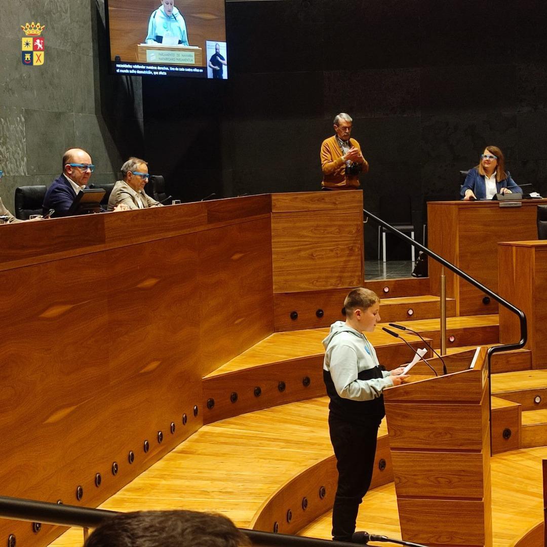 🔵🏫 LA INFANCIA, DE AZÚL, EN EL PARLAMENTO 🏫🔵 🔵🏫 LA INFANCIA, DE AZÚL, EN EL PARLAMENTO 🏫🔵