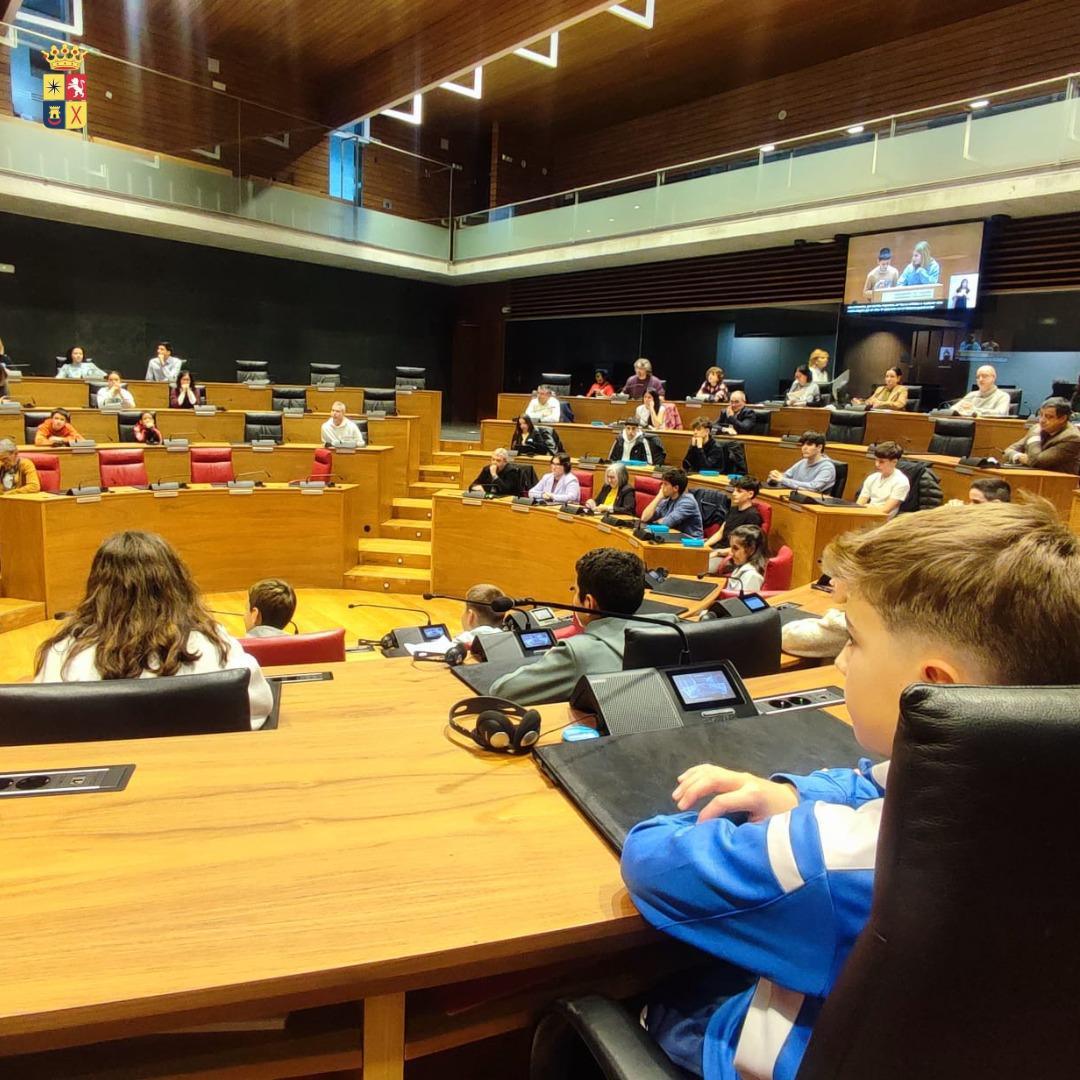 🔵🏫 LA INFANCIA, DE AZÚL, EN EL PARLAMENTO 🏫🔵 🔵🏫 LA INFANCIA, DE AZÚL, EN EL PARLAMENTO 🏫🔵