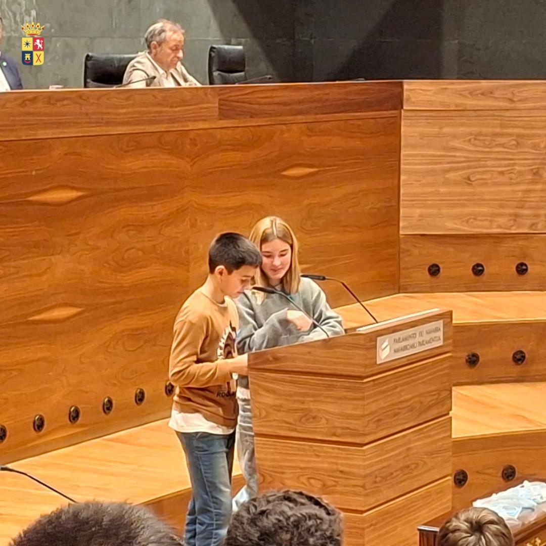 🔵🏫 LA INFANCIA, DE AZÚL, EN EL PARLAMENTO 🏫🔵 🔵🏫 LA INFANCIA, DE AZÚL, EN EL PARLAMENTO 🏫🔵