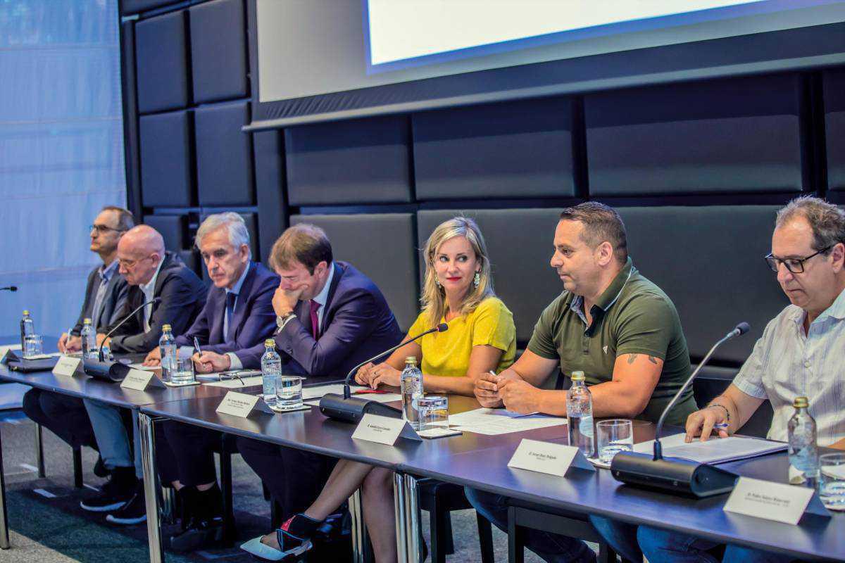 Trabajo respalda públicamente el V Acuerdo Marco y amadrina la Comisión Paritaria Trabajo respalda públicamente el V Acuerdo Marco y amadrina la Comisión Paritaria