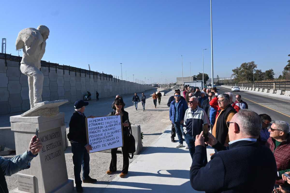 Emotivo encuentro de los estibadores jubilados y en activo del puerto de Valencia Emotivo encuentro de los estibadores jubilados y en activo del puerto de Valencia
