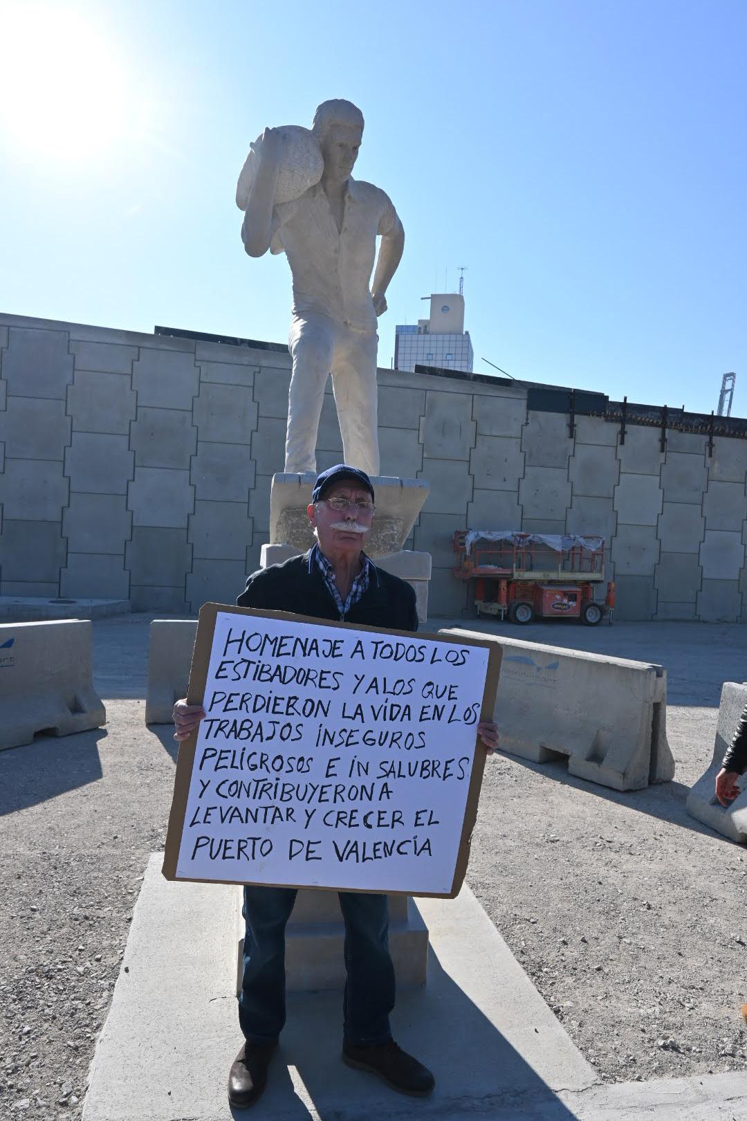 Emotivo encuentro de los estibadores jubilados y en activo del puerto de Valencia Emotivo encuentro de los estibadores jubilados y en activo del puerto de Valencia