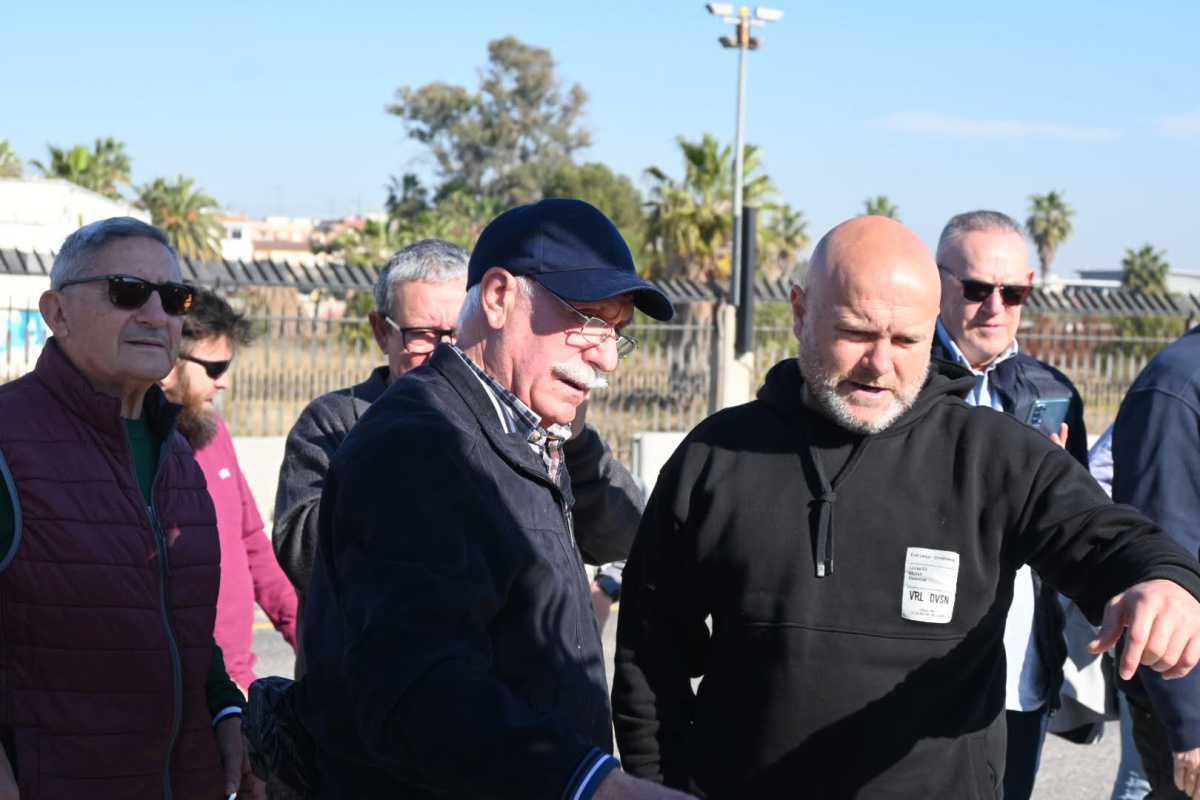 Emotivo encuentro de los estibadores jubilados y en activo del puerto de Valencia Emotivo encuentro de los estibadores jubilados y en activo del puerto de Valencia