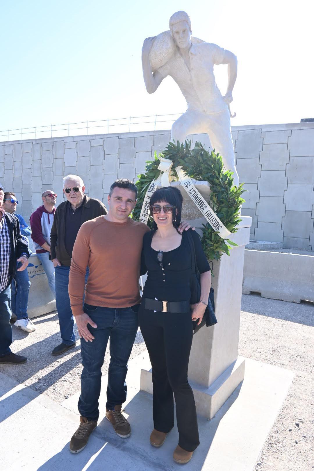 Emotivo encuentro de los estibadores jubilados y en activo del puerto de Valencia Emotivo encuentro de los estibadores jubilados y en activo del puerto de Valencia