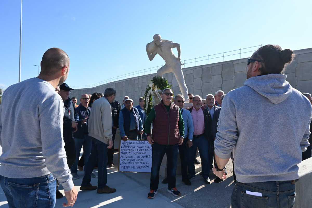 Emotivo encuentro de los estibadores jubilados y en activo del puerto de Valencia Emotivo encuentro de los estibadores jubilados y en activo del puerto de Valencia